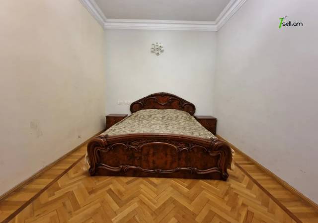 Երեք հարկանի քարե տուն Դավիթ Բեկի փողոցում Էրեբունիում, 2550 ք.մ., 3+ սանհանգույց, մեծ հողամաս