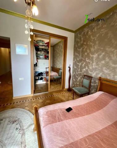 Երկու հարկանի քարե տուն Ալեք Մանուկյան փողոցում կենտրոնում, 185 ք.մ., 2 սանհանգույց