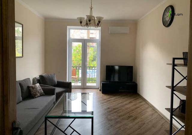 3 սենյականոց բնակարան Չարենցի փողոցում, 90 ք.մ., 3/5 հարկ, կապիտալ վերանորոգված, քարե շենք