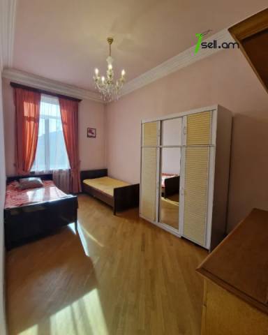 Երեք հարկանի քարե տուն Այգեկցու փողոցում Արաբկիրում, 430 ք.մ., 3+ սանհանգույց, կապիտալ վերանորոգված