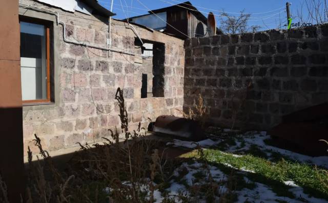 Մեկ հարկանի քարե տուն, Կոմինտերնի փողոցի 2-րդ նրբանցք Գյումրիում, 144 քմ, եվրովերանորոգված