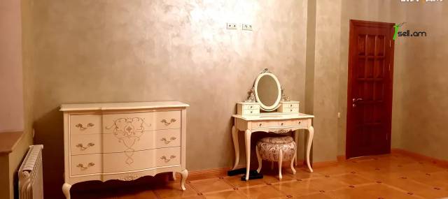 Երկու հարկանի քարե տուն, Նոյ թաղամաս Աջափնյակում, 820 ք.մ., 3+ սանհանգույց, կապիտալ վերանորոգված