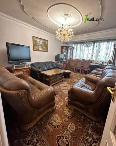 3 սենյականոց բնակարան Պարույր Սևակի փողոցում, 80 ք.մ., 3/5 հարկ, կապիտալ վերանորոգված, քարե շենք