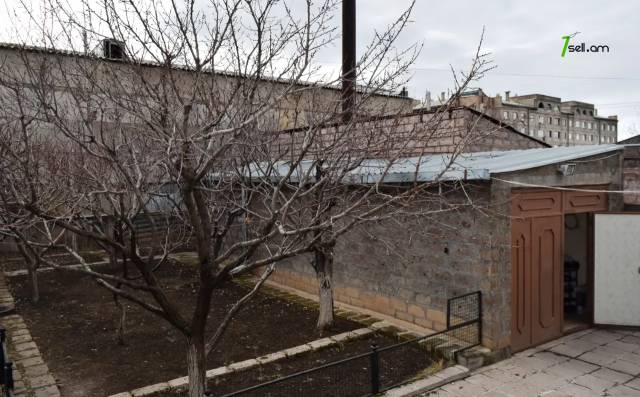 Երկու հարկանի քարե տուն, Մուշ 2 թաղամաս Գյումրիում, 161 ք.մ., 3+ սանհանգույց, եվրովերանորոգված