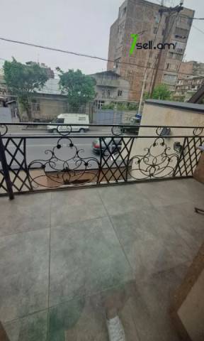 Երկու հարկանի քարե տուն Մայիսի 9-ի փողոցում Շենգավիթում, 150 քմ, 2 սանհանգույց, եվրովերանորոգված