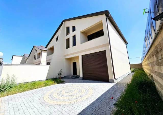 Երկու հարկանի տուն, Գ-1 թաղամաս Աջափնյակում, 552 ք.մ., 2 սանհանգույց, կապիտալ վերանորոգված