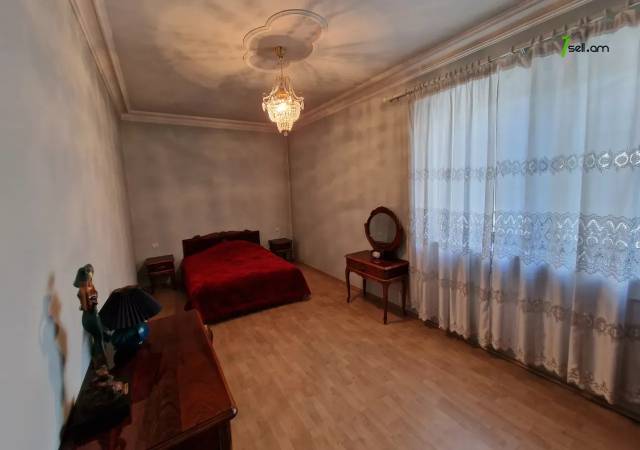 Բազմաֆունկցիոնալ գույք Պարոնյան փողոցում կենտրոնում, 280 ք.մ.