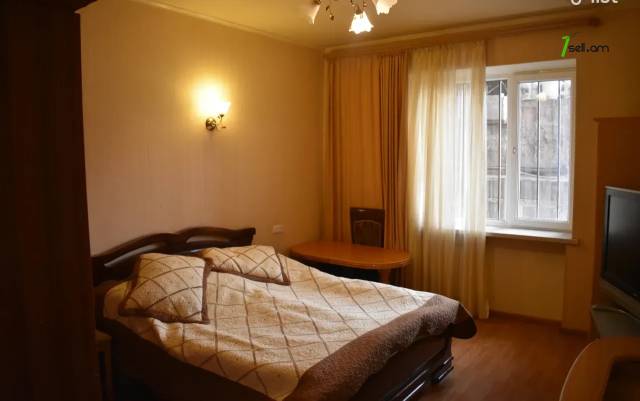 3 սենյականոց բնակարան Կարապետ Ուլնեցու փողոցում, 90 ք.մ., 2/6 հարկ, եվրովերանորոգված, քարե շենք