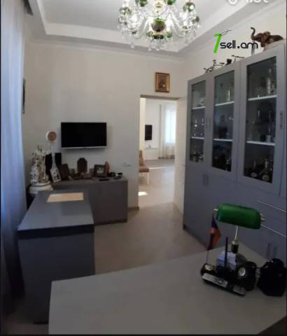 Երկու հարկանի քարե տուն Շրջանցիկ Թունել փողոցում Արաբկիրում, 220 ք.մ., 3+ սանհանգույց