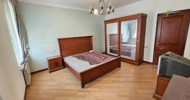 Երկու հարկանի քարե տուն Հայրիկ Մուրադյան փողոցում Արաբկիրում, 460 քմ, 3+ սանհանգույց