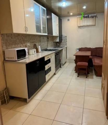 Մեկ հարկանի քարե տուն Ադանայի փողոցում կենտրոնում, 80 քմ, եվրովերանորոգված