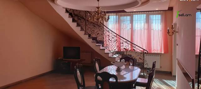 Երկու հարկանի քարե տուն Բագրևանդի փողոցում Նոր Նորքում, 250 ք.մ., 2 սանհանգույց, եվրովերանորոգված