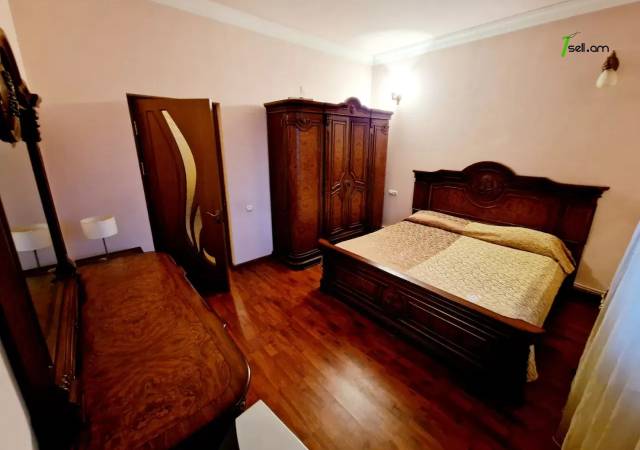 Երկու հարկանի քարե տուն, Դավթաշեն վարչական շրջան Դավիթաշենում, 650 ք.մ., 2 սանհանգույց