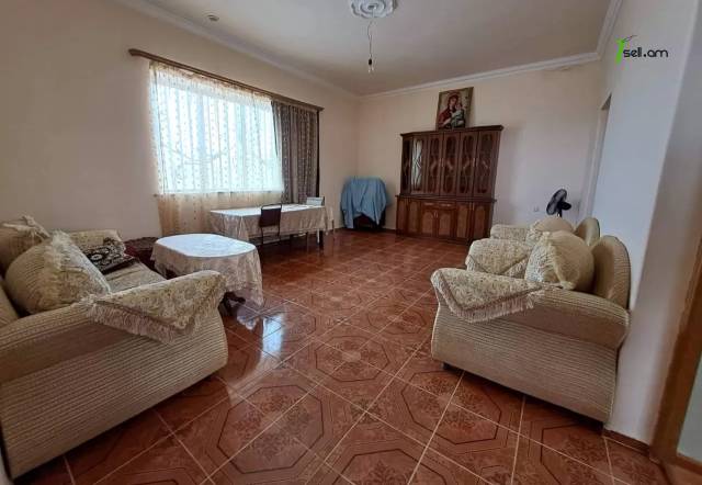 Մեկ հարկանի քարե տուն Ձորաղբյուրում, 1650 ք.մ., 2 սանհանգույց, կապիտալ վերանորոգված