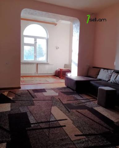 3 սենյականոց բնակարան Սայաթ-Նովայի պողոտայում, 86 ք.մ., բարձր առաստաղներ, կոսմետիկ վերանորոգում