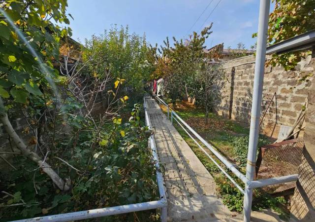 Մեկ հարկանի քարե տուն Նոր-Արեշի 44 փողոցում Էրեբունիում, 376 ք.մ., կոսմետիկ վերանորոգում