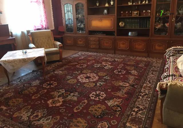 3 սենյականոց բնակարան Կիևյան փողոցում, 90 ք.մ., 3/5 հարկ, 2 սանհանգույց, բարձր առաստաղներ, քարե շենք