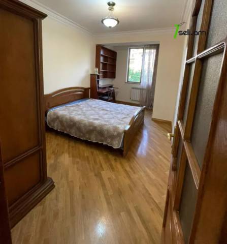 3 սենյականոց բնակարան Վահրամ Փափազյան փողոցում, 88 ք.մ., կապիտալ վերանորոգված, քարե շենք