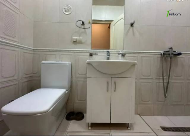 Երեք հարկանի տուն Բագրևանդի 46-րդ փողոցում Նոր Նորքում, 405 քմ, 3+ սանհանգույց