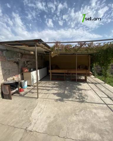 Մեկ հարկանի քարե տուն Ղափանցյան փողոցում Արաբկիրում, 500 ք.մ., եվրովերանորոգված