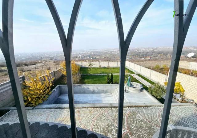 Երկու հարկանի տուն Ամառանոցային փողոցում Ջրվեժում, 2100 ք.մ., 2 սանհանգույց, կապիտալ վերանորոգված