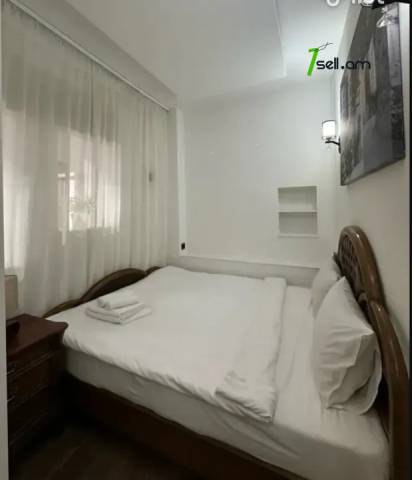 2 սենյականոց բնակարան Միխայիլ Գլինկայի փողոցում, 51 քմ, 1/3 հարկ, եվրովերանորոգված, քարե շենք