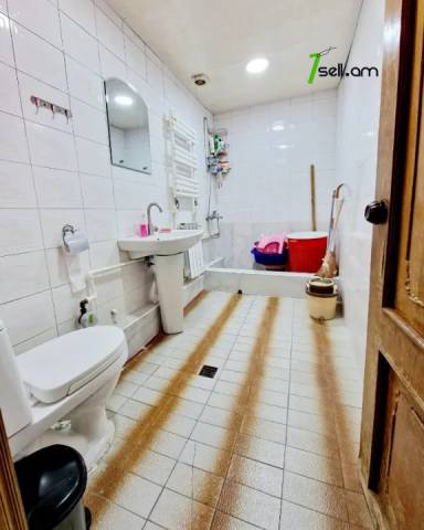 3 սենյականոց բնակարան Էրեբունու փողոցում, 78 ք.մ., կապիտալ վերանորոգված, քարե շենք