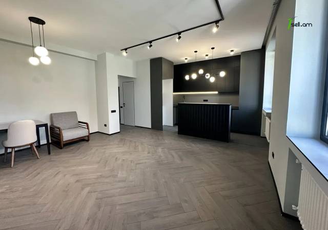 Երկու հարկանի քարե թաունհաուզ Էրեբունու փողոցում Էրեբունիում, 205 քմ, 2 սանհանգույց