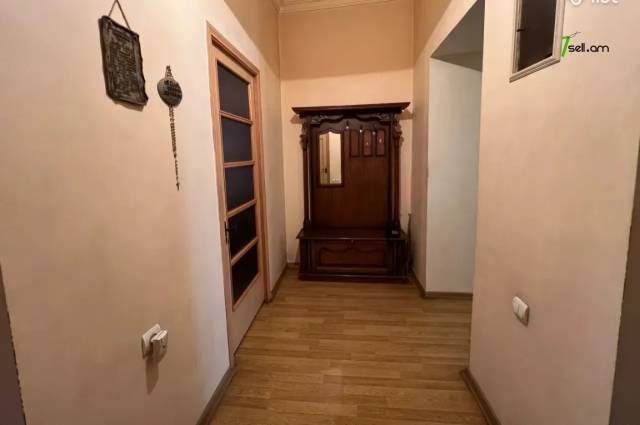 3 սենյականոց բնակարան Կիևյան փողոցում, 70 քմ, 2/5 հարկ, բարձր առաստաղներ, կապիտալ վերանորոգված