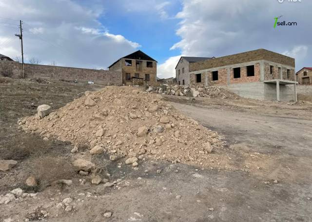 Հողատարածք բնակելի շինությունների համար Ավանում, 350 ք.մ.