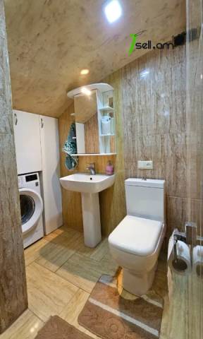 Երկու հարկանի քարե թաունհաուզ, Նորաշեն թաղամաս Աջափնյակում, 260 ք.մ., 2 սանհանգույց