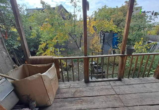 Երկու հարկանի քարե տուն Պարույր Սևակի փողոցում Քանաքեռ Զեյթունում, 320 ք.մ.