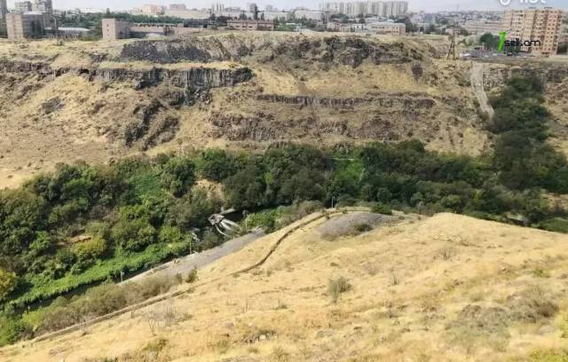 Հողատարածք բնակելի շինությունների համար Համո Սահյան փողոցում Արաբկիրում, 550 քմ