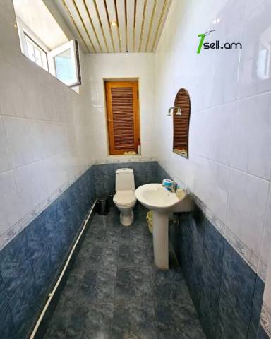 Երեք հարկանի քարե տուն Աջափնյակում, 1200 ք.մ., 2 սանհանգույց, եվրովերանորոգված