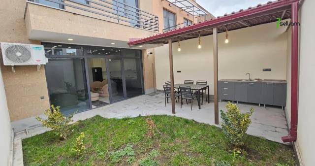 Երեք հարկանի քարե թաունհաուզ Նվեր Սաֆարյան փողոցում Ավանում, 351 ք.մ., 3+ սանհանգույց