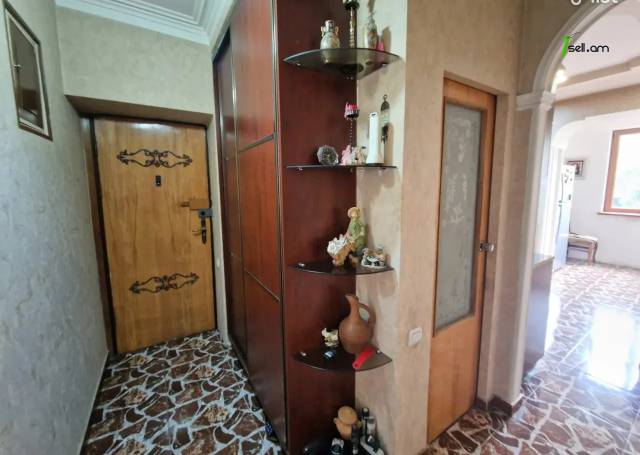 3 սենյականոց բնակարան Աշոտ Հովհաննիսյանի փողոցում, 78 քմ, նախավերջին հարկ, մասնակի վերանորոգում
