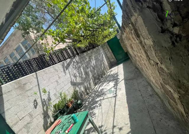 Մեկ հարկանի քարե տուն Հրաչյա Ներսիսյան փողոցում Քանաքեռ Զեյթունում, 90 քմ