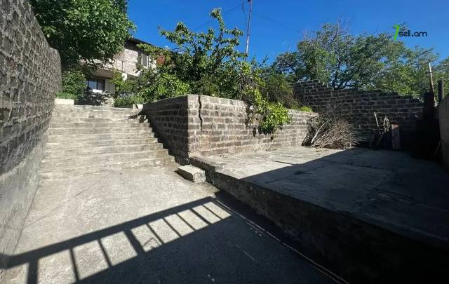 Մեկ հարկանի քարե տուն Աղասի փողոցում Քանաքեռ Զեյթունում, 400 ք.մ., եվրովերանորոգված