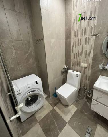 2 սենյականոց բնակարան նորակառույց շենքում Արամ Խաչատրյան փողոցում, 70 ք.մ., բարձր առաստաղներ