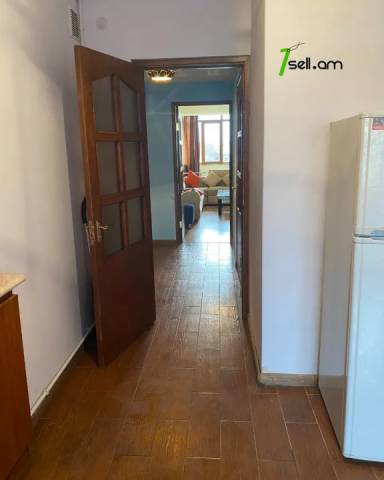 1 սենյականոց բնակարան Հանրապետության փողոցում, 50 ք.մ., 5/10 հարկ, եվրովերանորոգված