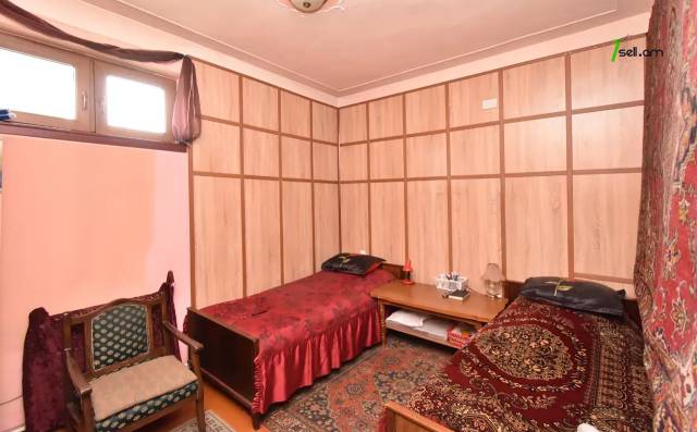 Երեք հարկանի քարե տուն Ազատամարտիկների փողոցում Էրեբունիում, 182 քմ, 2 սանհանգույց