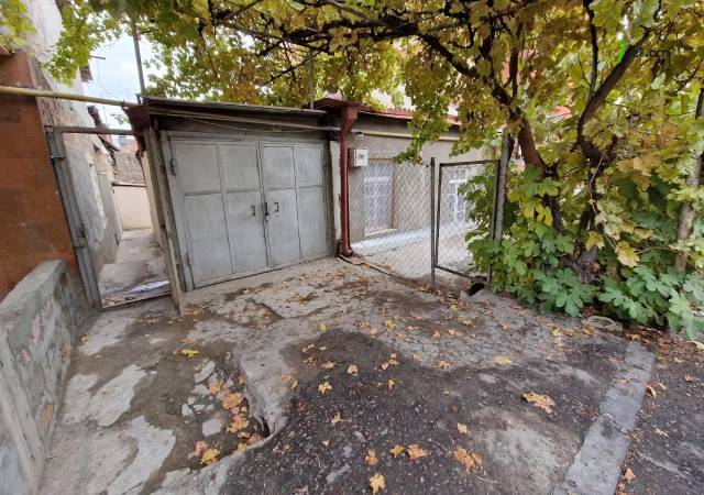 Մեկ հարկանի քարե տուն Սևքարեցի Սաքոյի փողոցում Արաբկիրում, 152 ք.մ.