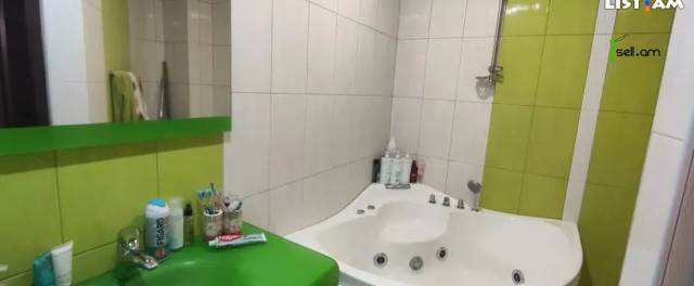 3 սենյականոց բնակարան Աբովյան փողոցում, 86 ք.մ., նախավերջին հարկ, բարձր առաստաղներ