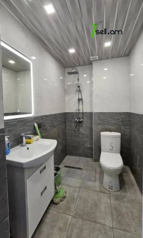 Երեք հարկանի քարե թաունհաուզ Նվեր Սաֆարյան փողոցում Ավանում, 351 ք.մ., 3+ սանհանգույց