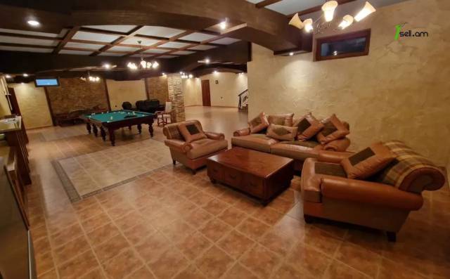 Երեք հարկանի քարե տուն, Ձոր 1 թաղամաս Դավիթաշենում, 800 ք.մ., 3+ սանհանգույց, կապիտալ վերանորոգված