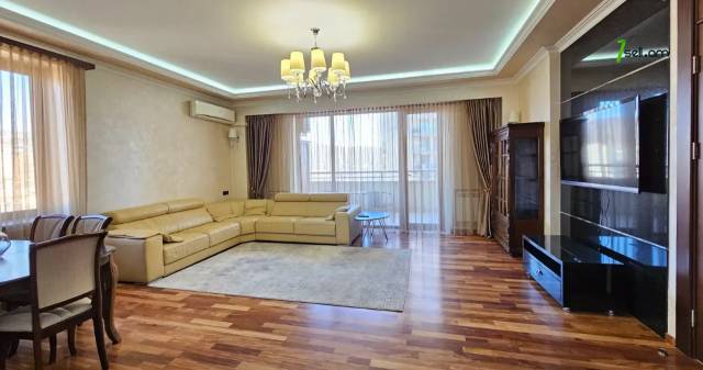 Ընդարձակ 3 սենյականոց բնակարան նորակառույց շենքում Վարդանանց փողոցում, 155 ք.մ., նախավերջին հարկ