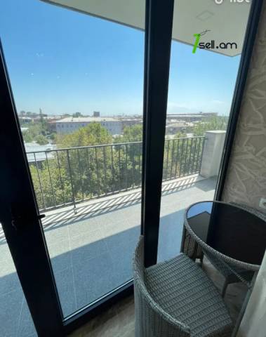 2 սենյականոց բնակարան նորակառույց շենքում Արամ Խաչատրյան փողոցում, 70 ք.մ., բարձր առաստաղներ