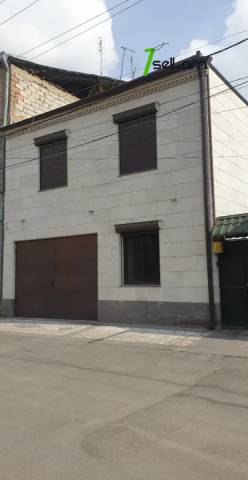 Երկու հարկանի քարե տուն Գաջեգործների փողոցում Էրեբունիում, 120 քմ, կապիտալ վերանորոգված