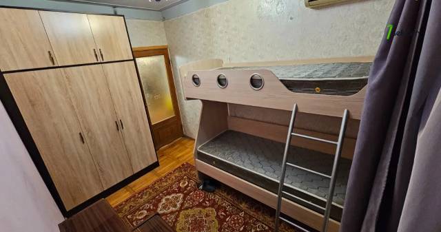 3 սենյականոց բնակարան Արտեմ Միկոյան փողոցում, 80 ք.մ., 3/5 հարկ, կապիտալ վերանորոգված, քարե շենք