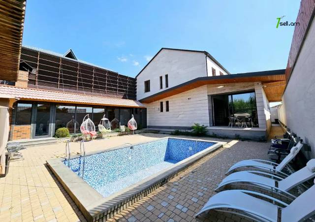 Երկու հարկանի քարե տուն Աջափնյակում, 1000 ք.մ., 3+ սանհանգույց, դիզայներական ոճով վերանորոգված